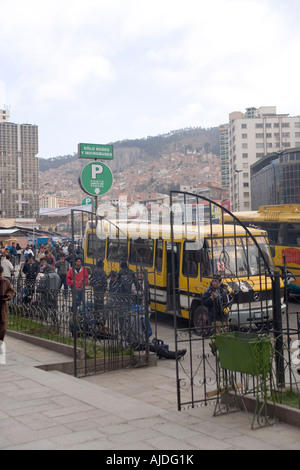 Transport bus micro dans le centre de La Paz, Bolivie Banque D'Images