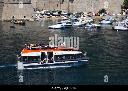 Le vieux port de Dubrovnik permet aux touristes venant des navires de croisière pour entrer dans la ville fortifiée de leur bateau de transport, Croatie Banque D'Images