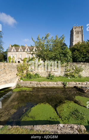 L'ancien presbytère et l'église de Saint Pierre et Saint Paul dans la ville de Cotswold Northleach, Gloucestershire Banque D'Images