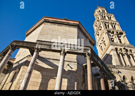 Le clocher St connu comme Doimus et cathédrale de Santa Maria est situé à l'intérieur du palais de Dioclétien, Split Croatie. Banque D'Images