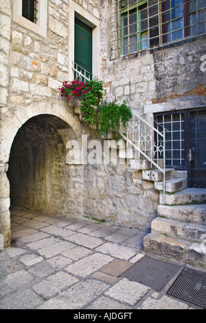 Maison typique en pierre au-dessus des passerelles et tunnels voûtés trouvés à l'intérieur des murs du palais de Dioclétien, Split Croatie. Banque D'Images