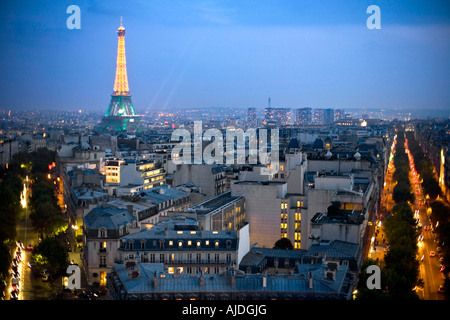 La Tour Eiffel comme vu à la tombée du haut de l'Arc de Triomphe Banque D'Images