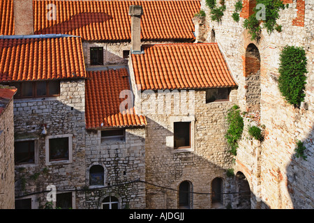 Toits vus de la tour de cloche connue comme Doimus st situé à l'intérieur du palais de Dioclétien de Split, Croatie. Banque D'Images