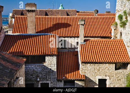 Toits vus de la tour de cloche connue comme Doimus st situé à l'intérieur du palais de Dioclétien de Split, Croatie. Banque D'Images