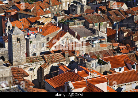 Toits vus de la tour de cloche connue comme Doimus st situé à l'intérieur du palais de Dioclétien de Split, Croatie. Banque D'Images