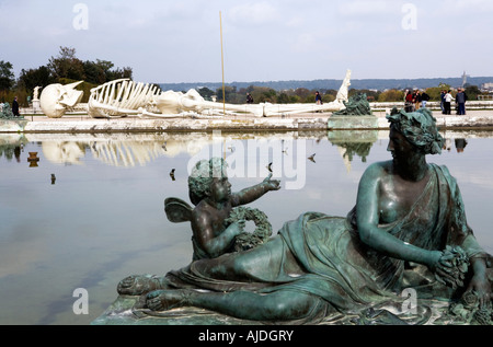 Sculpture intitulée Calamita Cosmica par Gino De Dominicis en exposition au château de Versailles Banque D'Images