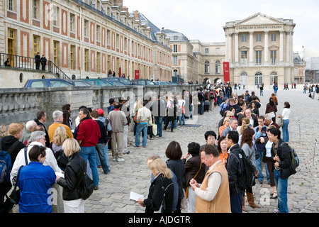 Les gens faire la queue pour acheter des billets pour visiter le château de Versailles Banque D'Images