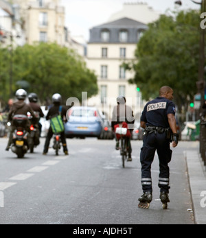 Policier patrouiller sur rollers près du Musée National d'Art Moderne connu sous le nom de Centre Georges Pompidou dans le quartier Beaubourg un Banque D'Images