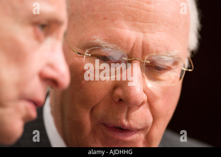 WASHINGTON DC USA U S Sénateurs Arlen Specter R PA à gauche et Patrick Leahy D VT du Comité judiciaire du Sénat Banque D'Images