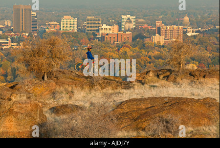 New York, Boise. Une femme s'arrête pour admirer la vue depuis les contreforts de sentiers du centre-ville de Boise. Banque D'Images