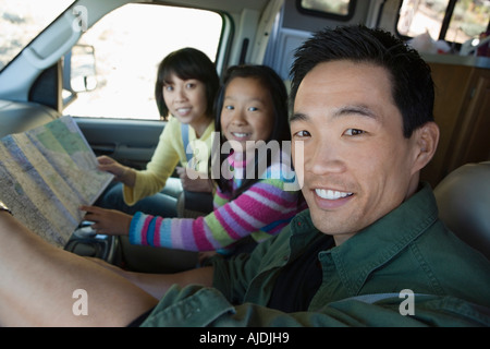 Avec les parents à la fille à la carte en RV Banque D'Images