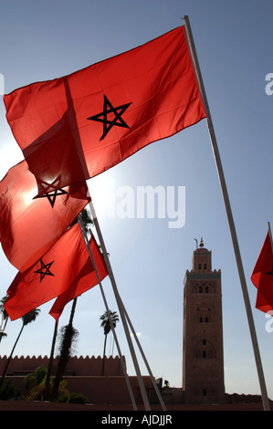 Drapeaux marocains le vol avec la Koutoubia en arrière-plan - Marrakech Maroc Banque D'Images