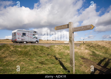 Pennine Way fingerpost signer à côté d'un635 Route avec camping à jeter par dans Parc national de Peak District West Yorkshire Angleterre UK Banque D'Images