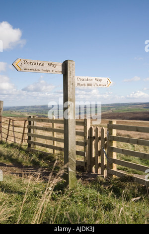 Pennine Way panneau panneau indiquant Black Hill et sentier gate dans Parc national de Peak District Tameside Moor Yorkshire UK Banque D'Images