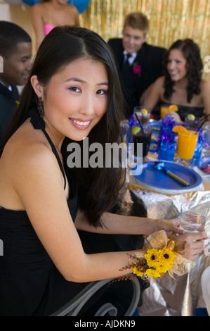 Adolescent bien habillé fille assise à l'école dance Banque D'Images