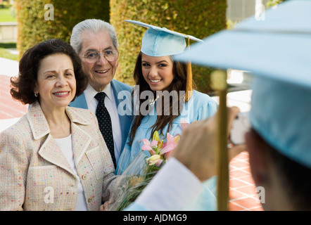 Études supérieures et les grands-parents ayant photographie prise à l'extérieur Banque D'Images