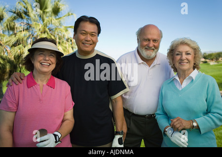 Les golfeurs aînés groupe sur parcours de golf, (portrait) Banque D'Images