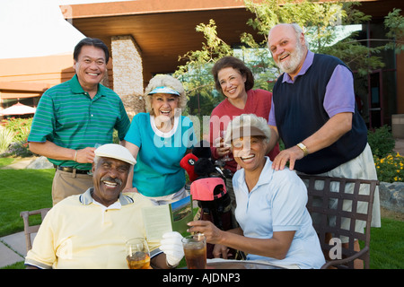 Groupe de golfeurs aînés des succès à célébrer, relaxant, (portrait) Banque D'Images