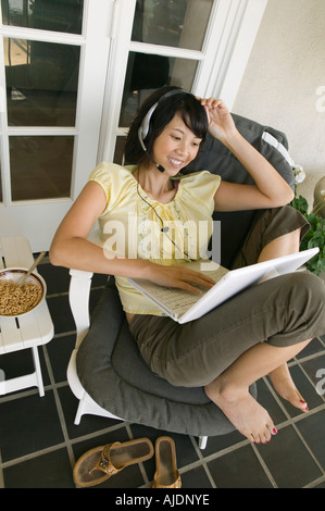 Businessman using laptop on porche, (portrait) Banque D'Images