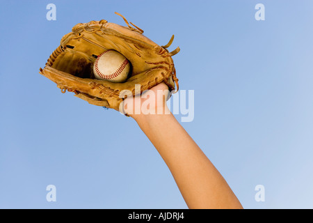 Joueur de baseball attraper la balle dans un gant de baseball, close-up of hand in glove Banque D'Images