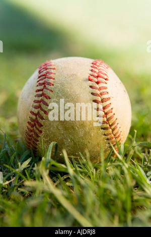 Sur l'herbe, baseball (close-up) Banque D'Images