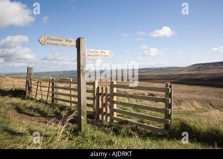 Pennine Way panneau noir indiquant Hill & sentier gate dans Parc national de Peak District Saddleworth Moor Yorkshire Angleterre Royaume-uni Grande-Bretagne Banque D'Images