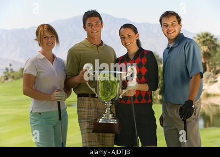 Deux couples de golfeurs holding trophy, (portrait) Banque D'Images