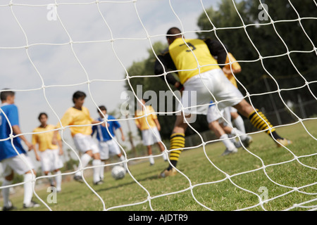 Jeu de football vu par net, low angle view Banque D'Images