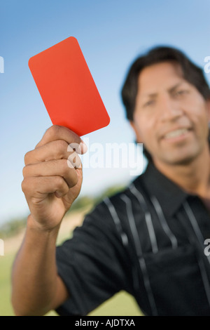 Arbitre holding up carte rouge, portrait Banque D'Images