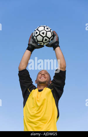 Gardien de la capture d'un ballon de football, portrait Banque D'Images