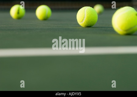 Les balles de tennis situé sur cour, vue du sol Banque D'Images