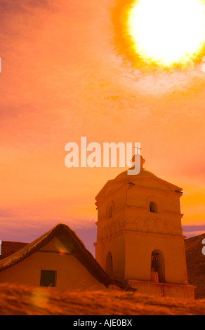 Soleil et la vieille église de la ville de Susques près de la montagne andine, Province de Jujuy, Argentine Banque D'Images