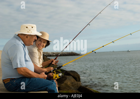 Senior Couple Fishing at the Beach Banque D'Images