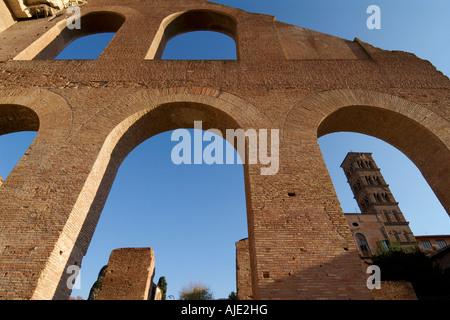 Rome Italie basilique de Maxence Constantin dans le Forum Romain le Campanile de l'église de Santa Francesca Romana Banque D'Images