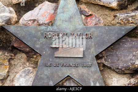 Étoile en laiton, commémorant, Robert Taylor, quai du port de Plymouth, avant les vols commerciaux réguliers, Ile de France 1953, américain, chanteur. Banque D'Images