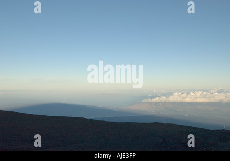 Le lever du soleil (l'aube) et vue de l'Ouest de Maui et Lanai vue depuis le sommet du volcan Haleakala, Haleakala National Park, Hawaii Maui Banque D'Images