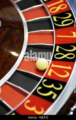 Tourner la roulette de casino avec une balle dans un logement 12 rouge Banque D'Images