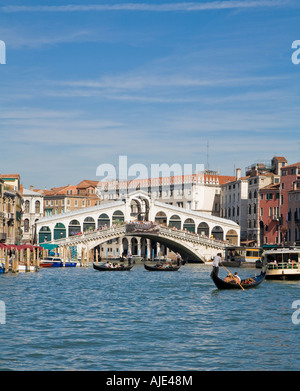 Le pont du Rialto sur le Grand Canal Venise en début de matinée Banque D'Images