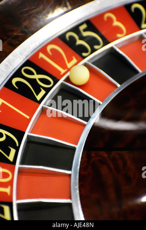 Tourner la roulette de casino avec une balle dans un logement 12 rouge Banque D'Images