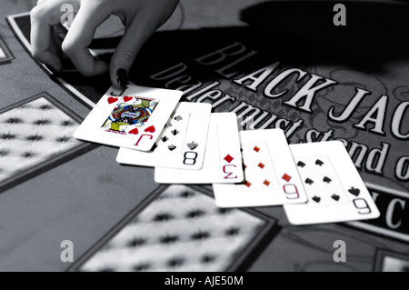 Mains de femme croupier à une table de cartes portant les cartes Banque D'Images