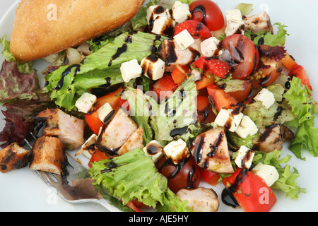 Un plat de prêt à manger une salade de poulet avec du pain Banque D'Images