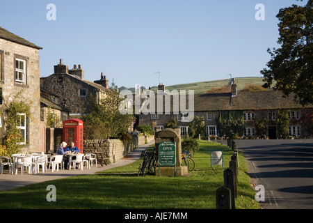 Tonbridge NORTH YORKSHIRE UK à le long de la route principale de ce pittoresque village de Wharfedale un couple eating breakfast Banque D'Images