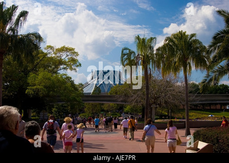 Un groupe de promenades touristiques à la terre Pavilion, Disney's Epcot Center, Orlando, Florida, United States Banque D'Images