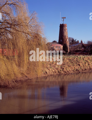 La fin de l'hiver vue lointaine de l'ancien moulin à Wainfleet All Saints Lincolnshire Banque D'Images