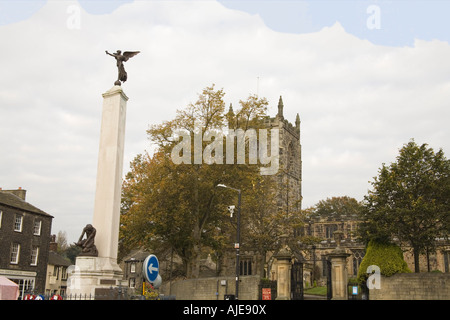 SKIPTON NORTH YORKSHIRE Angleterre UK Le monument aux morts et l'église Holy Trinity dans cette ville populaire Banque D'Images