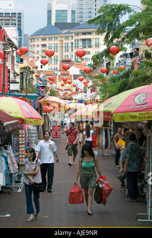 Lanternes rouges parasols colorés et d'échoppes de rue Chinatown Singapore Banque D'Images