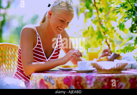 Jeune femme blonde en vacances le petit-déjeuner Banque D'Images