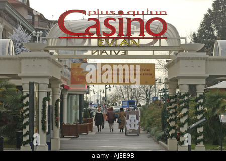 Dh Evian SAVOIE FRANCE Evian entrée du casino les personnes qui s'enseigne au néon de la chaussée Banque D'Images