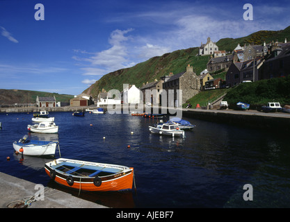 dh GARDENSTOWN ABERDEENSHIRE village de pêche port bateaux et maisons ecosse côte de buchan banff Banque D'Images