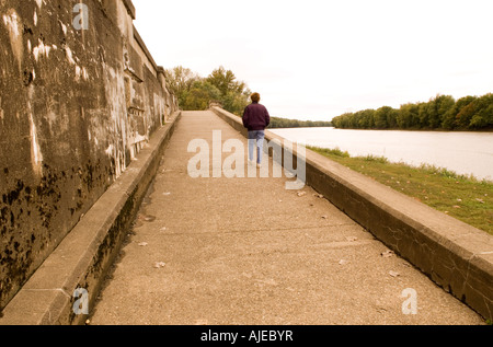 Femme marche à côté de Wabash River à Vincennes Indiana USA Banque D'Images